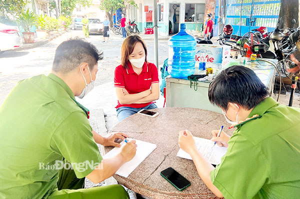 Cán bộ Phòng Cảnh sát môi trường Công an tỉnh làm việc với đại diện Xí nghiệp Đèn ống, Công ty CP Bóng đèn Điện Quang (TP.Biên Hòa) về việc chôn lấp chất thải rắn nguy hại không đúng quy định. Ảnh minh họa: Anh Quân