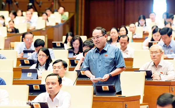 Đại biểu Quản Minh Cường, Phó bí thư Tỉnh ủy, Trưởng đoàn Đại biểu Quốc hội tỉnh Đồng Nai,  phát biểu thảo luận tại hội trường. Ảnh: Hải Yến