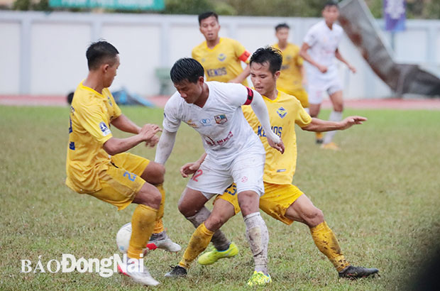 Nguyễn Thế Hưng (12, áo trắng) ghi bàn giúp Đồng Nai chiến thắng 2-1 trước Gia Định