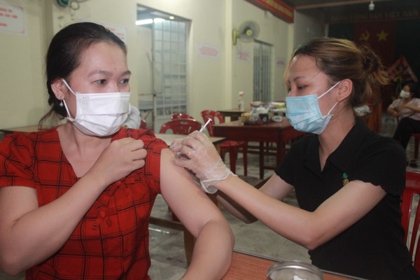 Tiêm vaccine phòng Covid-19 cho người dân trong tỉnh.