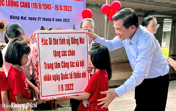 Bí thư Tỉnh ủy Nguyễn Hồng Lĩnh ân cần tặng quà cho các trẻ em tại trung tâm