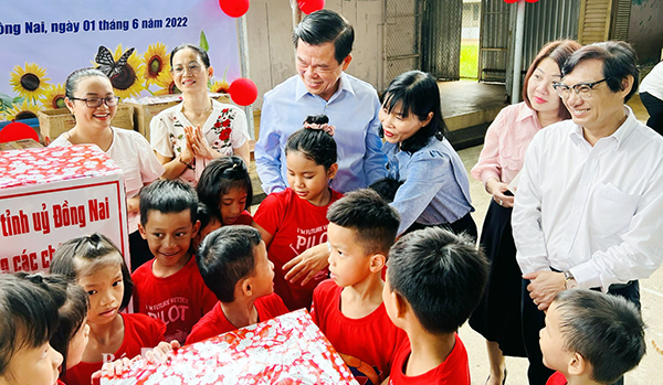 Trẻ em của Trung tâm công tác xã hội vui mừng được nhận quà của Bí thư Tỉnh ủy