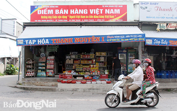 Điểm bán hàng Tự hào hàng Việt Nam tại xã Vĩnh Thanh (H.Nhơn Trạch).