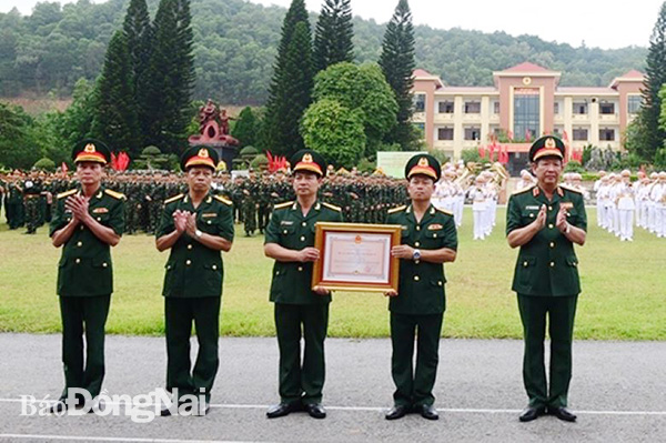Trung tướng Huỳnh Chiến Thắng, Phó tổng tham mưu trưởng Quân đội nhân dân Việt Nam trao Huân chương Bảo vệ Tổ quốc hạng Nhất cho Lữ đoàn Đặc công bộ 113 (Ảnh Phòng Chính trị Lữ đoàn Đặc công bộ 113 cung cấp)