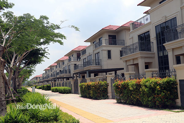 Dự án khu đô thị gần trung tâm hành chính H.Nhơn Trạch được đầu tư cả ngàn tỷ đồng để làm căn hộ, biệt thự. Ảnh: Hương Giang