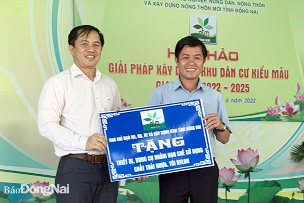  Phó giám đốc Sở NN-PTNT Lê Văn Gọi tặng thiết bị, dụng cụ nhằm hạn chế sử dụng chất thải nhựa