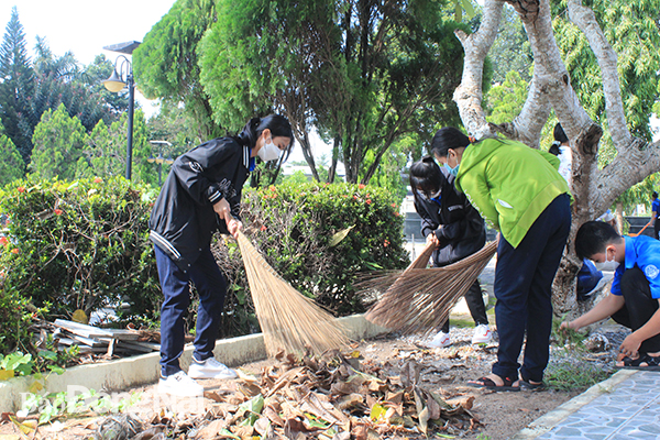 Đoàn viên, thanh niên ra quân chăm sóc, dọn vệ sinh tại Nghĩa trang liệt sĩ H.Trảng Bom