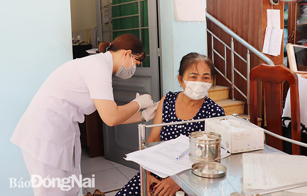 Người dân tiêm vaccine phòng Covid-19 mũi 4 tại Trạm Y tế thị trấn Trảng Bom