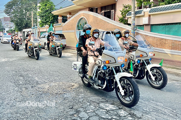 Phòng Cảnh sát Giao thông Công an tỉnh diễu hành ra quân thực hiện cao điểm kiểm tra, xử lý các hành vi vi phạm trật tự, an toàn giao thông. Ảnh: Đăng Tùng
