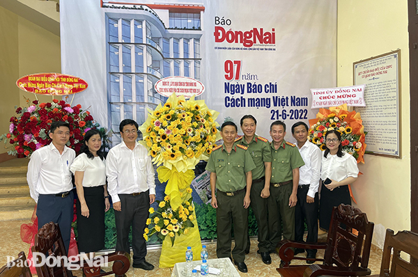 Phó giám đốc Công an tỉnh Đồng Nai Đại tá Trần Tiến Đạt tặng hoa chúc mừng Báo Đồng Nai