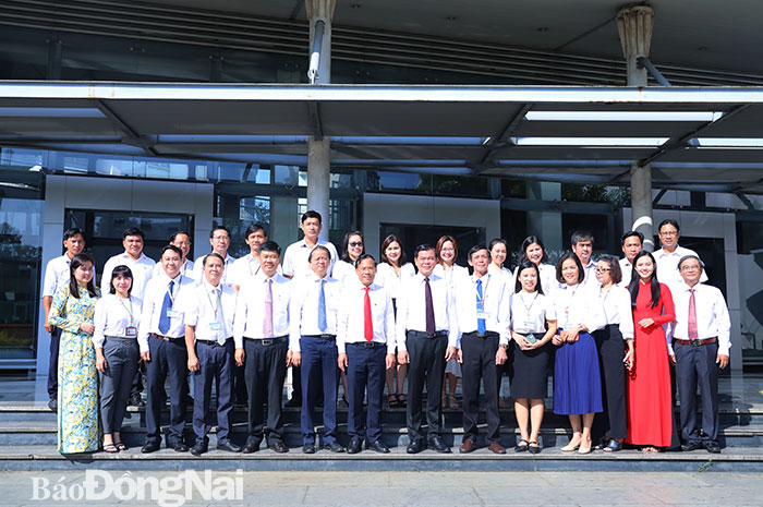Đồng chí Nguyễn Hồng Lĩnh, Bí thư Tỉnh ủy cùng các đồng chí lãnh đạo chụp ảnh lưu niệm cùng tập thể cán bộ, phóng viên, biên tập viên, nhân viên Đài PTTH Đồng Nai. 