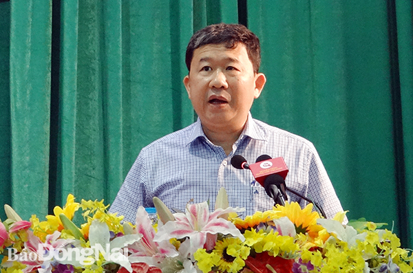 Đại biểu Quốc hội Vũ Hải Hà trả lời các kiến nghị của cử tri tại H.Nhơn Trạch (Ảnh: Xuân Mai)
