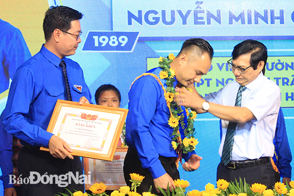 Phó chủ tịch UBND tỉnh Nguyễn Sơn Hùng (bìa phải) trao hoa cho các cá nhân đoạt giải thưởng Gương mặt trẻ tiêu biểu tỉnh Đồng Nai năm 2022
