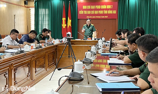  Đại tá Phạm Phú Ý, Phó tham mưu trưởng, trưởng đoàn kiểm tra phát biểu tại hội nghị