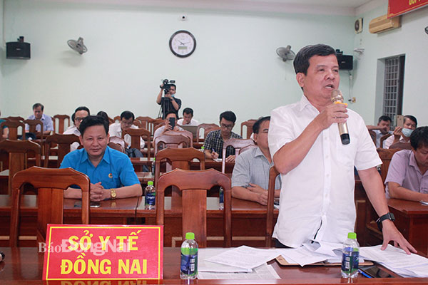 Phó giám đốc Sở Y tế Nguyễn Hữu Tài báo cáo tình hình tiêm vaccine tại Đồng Nai. Ảnh: Hạnh Dung