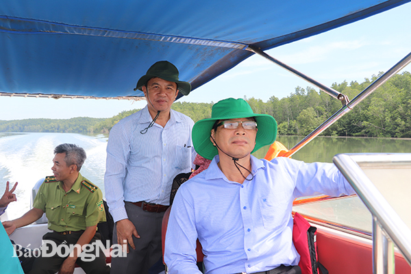 Phó chủ tịch UBND tỉnh Võ Văn Phi kiểm tra khu vực trồng rừng thay thế ở rừng ngập mặt Long Thành-Nhơn Trạch.