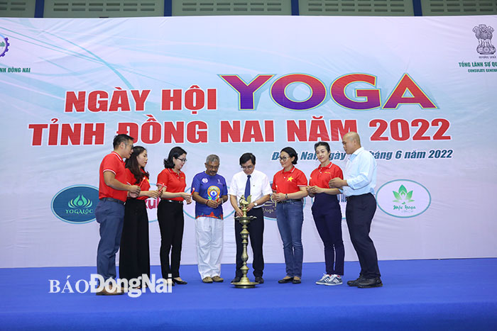 Ngài R.O.Sunil Babu, Lãnh sự Ấn Độ tại TP.HCM, Phó Chủ tịch UBND tỉnh Nguyễn Sơn Hùng cùng các đại biểu thực hiện nghi thức thắp đèn truyền thống của Yoga