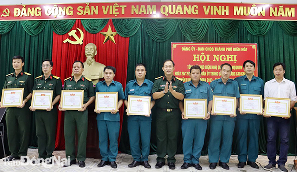  Trung tá Dương Thanh Bình, Phó bí thư Đảng ủy Quân sự TP.Biên Hòa khen thưởng các tập thể có thành tích trong 10 năm thực hiện Nghị quyết