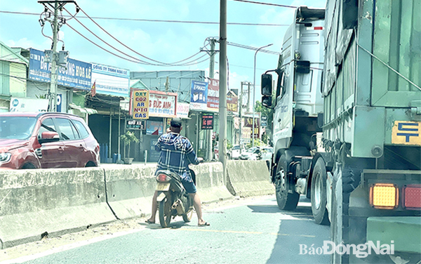 Người đi xe máy không đội mũ bảo hiểm, vừa dừng cặp hông xe container trên quốc lộ 51 (P.Phước Tân, TP.Biên Hòa), rơi vào “điểm mù” của tài xế, dễ dẫn tới tai nạn giao thông