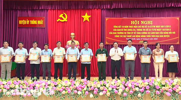 Bí thư Huyện ủy Thống Nhất Nguyễn Hữu Định tặng giấy khen cho các tập thể có thành tích xuất sắc tại hội nghị tổng kết