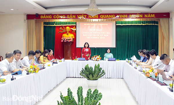 Phó chủ tịch HĐND tỉnh Hoàng Thị Bích Hằng phát biểu tại buổi họp báo