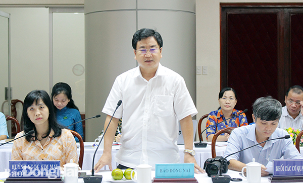 Tổng biên tập Báo Đồng Nai Đào Văn Tuấn phát biểu tại buổi họp báo