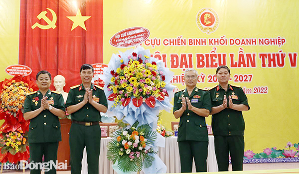 Phó chủ tịch Hội Cựu chiến binh tỉnh Nguyễn Văn Việt (thứ hai từ phải qua) tặng hoa chúc mừng đại hội