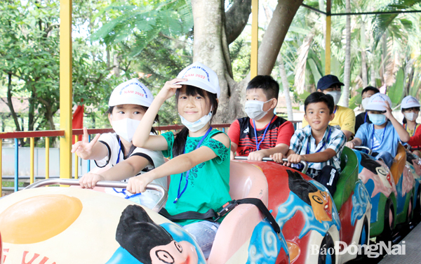 Các em thiếu nhi có hoàn cảnh khó khăn trải nghiệm các trò chơi tại Khu du lịch Vườn Xoài (TP.Biên Hòa). Ảnh: Nguyễn Tuyết
