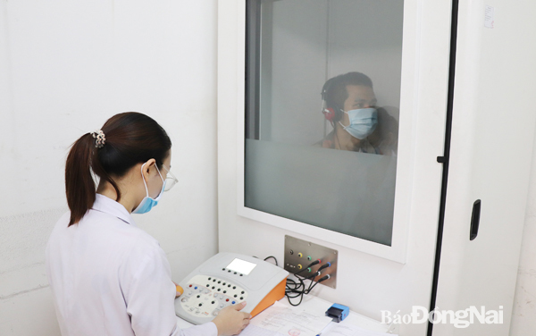 Công nhân được đo thính lực khi đi khám phát hiện bệnh nghề nghiệp tại Trung tâm Kiểm soát bệnh tật tỉnh