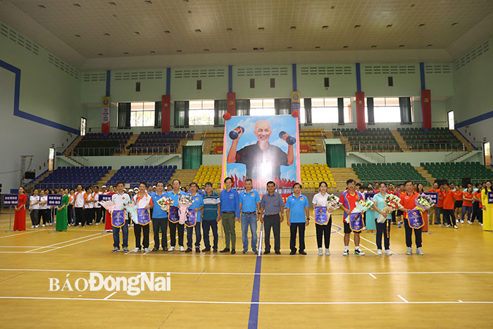 Ban tổ chức trao cờ lưu niệm cho các đơn vị tham dự hội thao