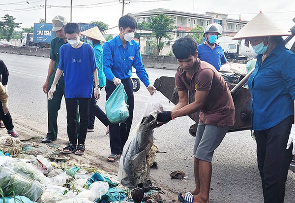 Hoạt động dọn dẹp vệ sinh tại phường Tam Phước. Ảnh: CTV