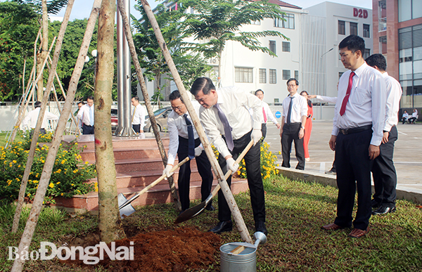 Bí thư Tỉnh ủy Nguyễn Hồng Lĩnh tham gia trồng cây lưu niệm tại khuôn viên Trung tâm hành chính công Biên Hòa