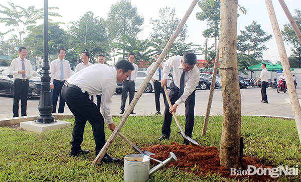 Đồng chí Hồ Thanh Sơn, Phó Bí thư thường trực Tỉnh ủy  tham gia trồng cây lưu niệm