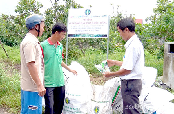Hội Nông dân xã Lâm San (H.Cẩm Mỹ) thu gom chất thải nguy hại trong sản xuất nông nghiệp. Ảnh: Hoàng Lộc