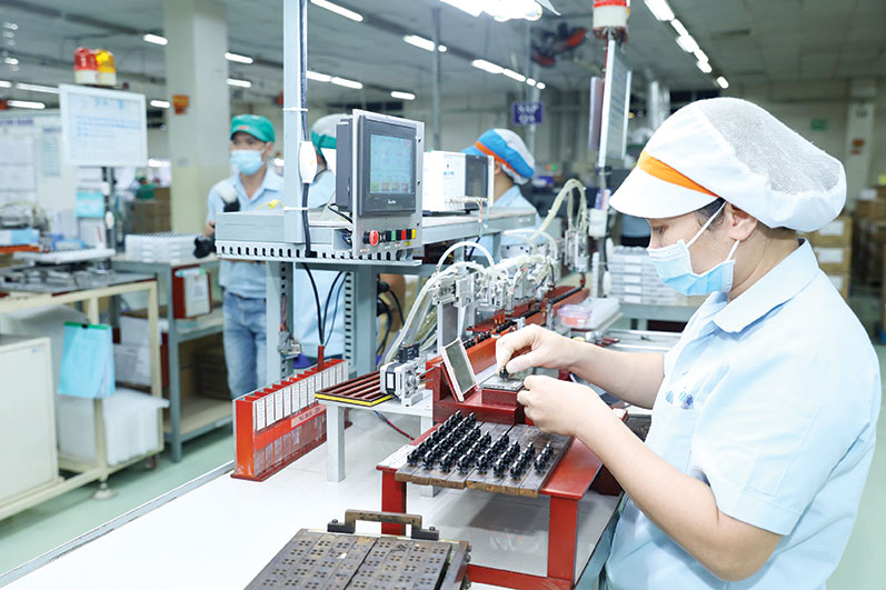 Sản xuất linh kiện điện tử ở Khu công nghiệp LOTECO (P.Long Bình, TP.Biên Hòa). Ảnh: HUY ANH
