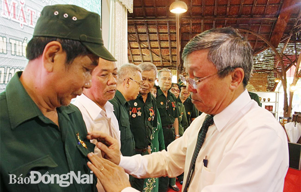  Phó bí thư thường trực Tỉnh ủy Hồ Thanh Sơn trao kỷ niệm chương Thanh niên xung phong Việt Nam cho cán bộ, hội viên