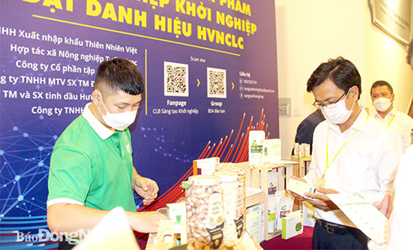 Các doanh nghiệp ở Đông Nam bộ tham gia quảng bá, giới thiệu sản phẩm tại Khu trưng bày  sản phẩm của doanh nghiệp khởi nghiệp đạt danh hiệu Hàng Việt Nam chất lượng cao bên lề  lễ công bố Hàng Việt Nam chất lượng cao năm 2022. Ảnh: L.Phương