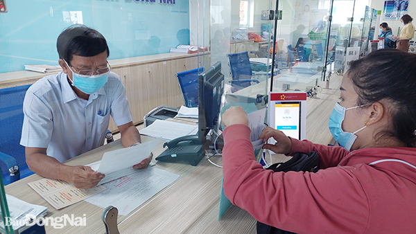  Người dân thực hiện thủ tục hành chính liên quan đến lĩnh vực Y tế tại Trung tâm Hành chính công tỉnh