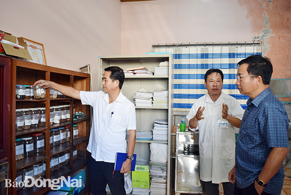 Chủ tịch HĐND tỉnh Thái Bảo cùng lãnh đạo các sở, ban, ngành khảo sát Trạm Y tế xã Lộ 25 (H.Thống Nhất)