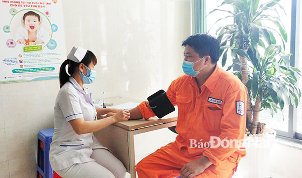 Nhân viên y tế kiểm tra sức khỏe cho CNVLĐ thuộc Đội Quản lý vận hành lưới điện cao thế trước khi tiêm