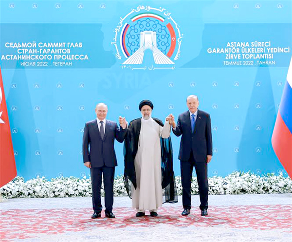 Tổng thống Nga Vladimir Putin, Tổng thống Iran Ebrahim Raisi và Tổng thống Thổ Nhĩ Kỳ Recep Tayyip Erdogan tại hội nghị thượng đỉnh ba bên ở Tehran, ngày 19-7. Ảnh: THX/TTXVN 