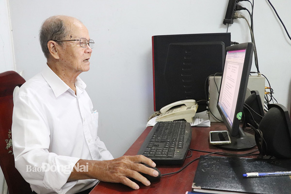 Thầy Nguyễn Như Lộc soạn thảo văn bản báo cáo hoạt động của Hội Cựu giáo chức H.Thống Nhất. Ảnh:  Hải Yến