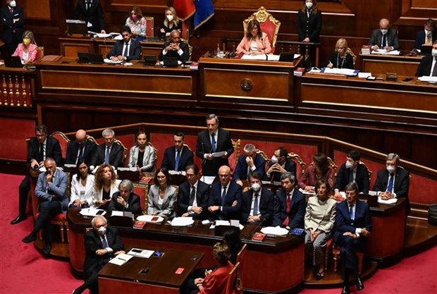Thủ tướng Italy Mario Draghi (giữa, hàng 3) phát biểu tại phiên bỏ phiếu tín nhiệm chính phủ của Thượng viện ở Rome, ngày 20-7-2022. Ảnh: THX/TTXVN