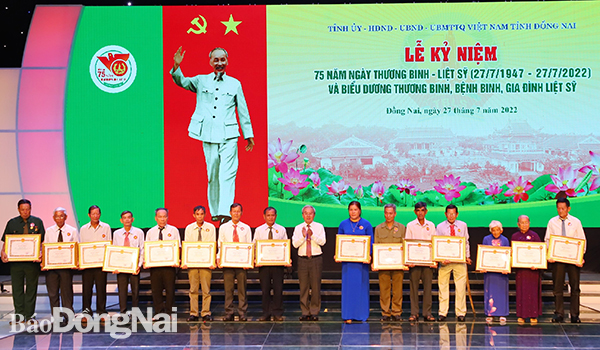 Chủ tịch MTTQ Việt Nam tỉnh Cao Văn Quang trao Bằng khen của UBND tỉnh cho cá nhân người có công tiêu biểu