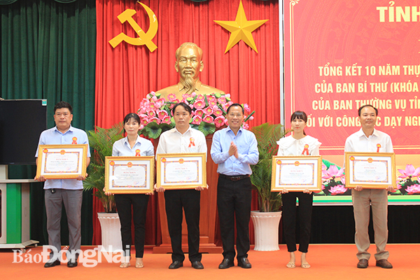 Đồng chí Phạm Xuân Hà, Trưởng ban Tuyên giáo Tỉnh ủy trao bằng khen cho đại diện các tập thể
