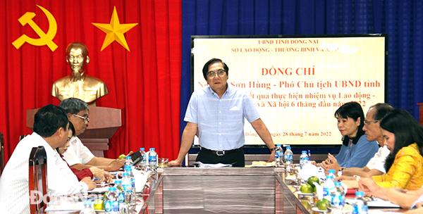 Phó chủ tịch UBND tỉnh Nguyễn Sơn Hùng phát biểu tại hội nghị