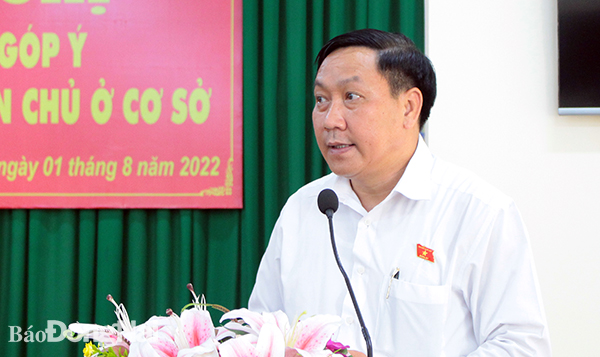 Phó trưởng đoàn chuyên trách ĐBQH tỉnh Bùi Xuân Thống phát biểu tại hội nghị