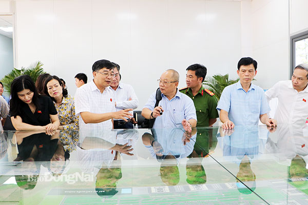Đoàn giám sát Ủy ban Kinh tế của Quốc hội nghe báo cáo tiến độ dự án sân bay Long Thành trên sa bàn dự án. Ảnh: Phạm Tùng