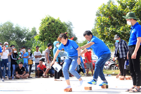 Đoàn viên thanh niên công nhân khu vực nhà trọ ở xã Thạnh Phú, H.Vĩnh Cửu, tham gia trò chơi tại Ngày hội Đoàn viên thanh niên công nhân H.Vĩnh Cửu năm 2022. Ảnh: N.Sơn
