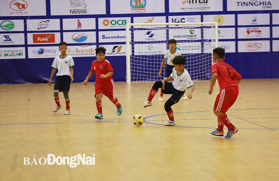 U.11 Tân Phú (áo trắng) là đội đầu tiên ghi bàn vào lưới U.11 Biên Hòa